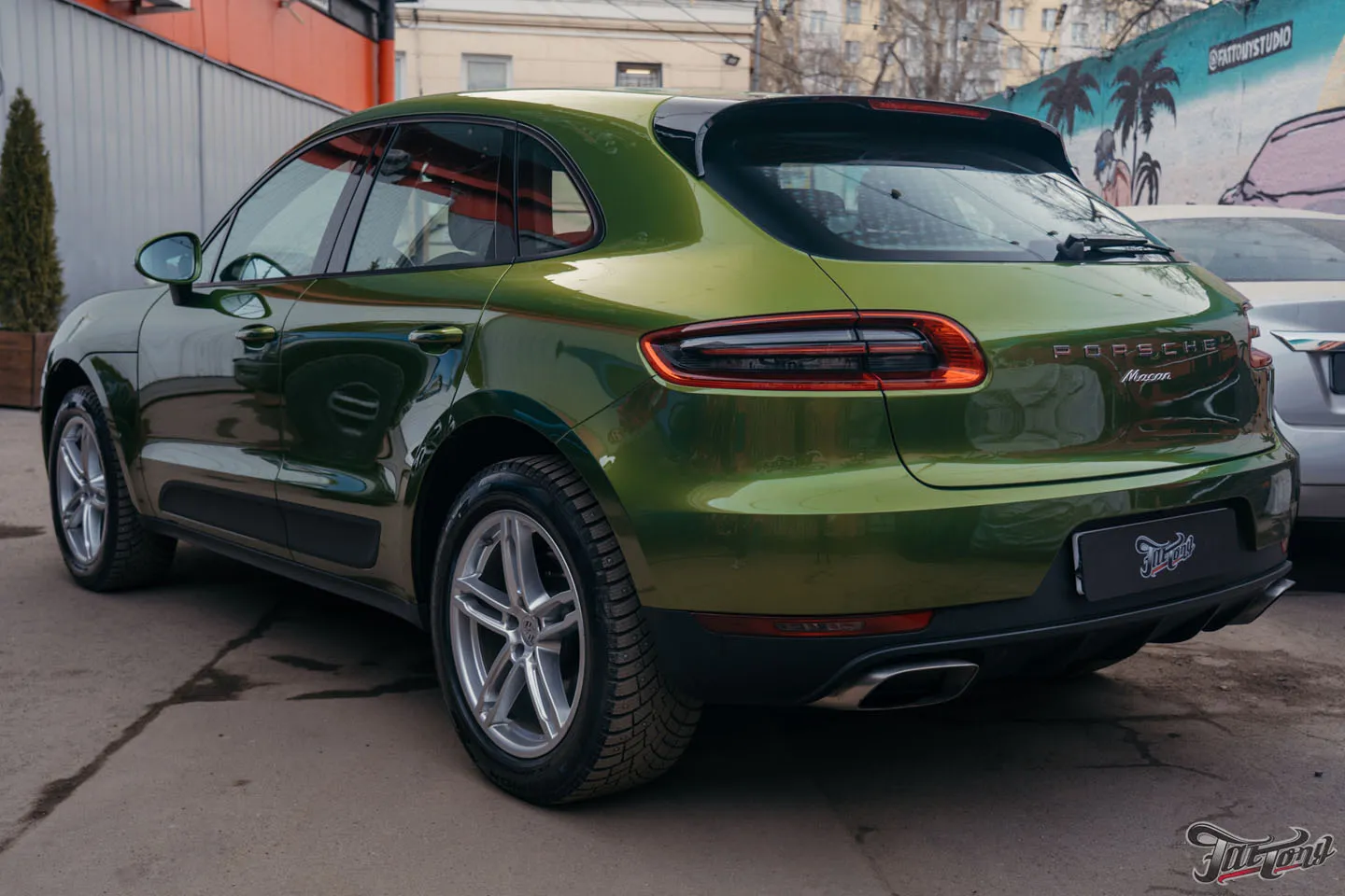 Оклеили Porsche Macan в яркий зеленый винил и забронировали полиуретаном